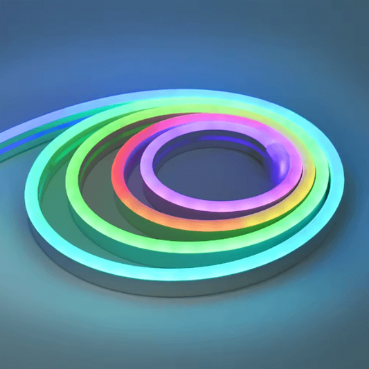 Flexibele RGB LED-strip van Evura met neon-effect in meerdere kleuren, ideaal voor decoratieve verlichting binnen en buiten