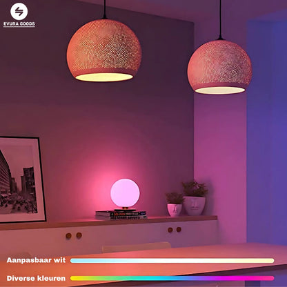E27 slimme LEDlamp van EvuraGoods geïnstalleerd in plafondlamp, RGB en warm wit licht, dimbaar via WiFi