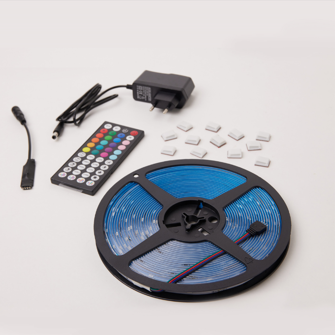 Compleet pakket van Evura RGB LED strip van 10 meter met afstandsbediening, adapter, connector en bevestigingsclips. Makkelijk te installeren voor sfeervolle verlichting.

