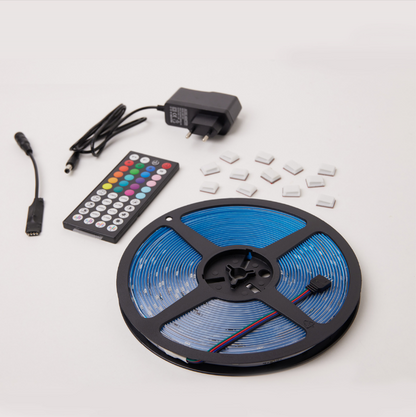 Compleet pakket van Evura RGB LED strip van 10 meter met afstandsbediening, adapter, connector en bevestigingsclips. Makkelijk te installeren voor sfeervolle verlichting.
