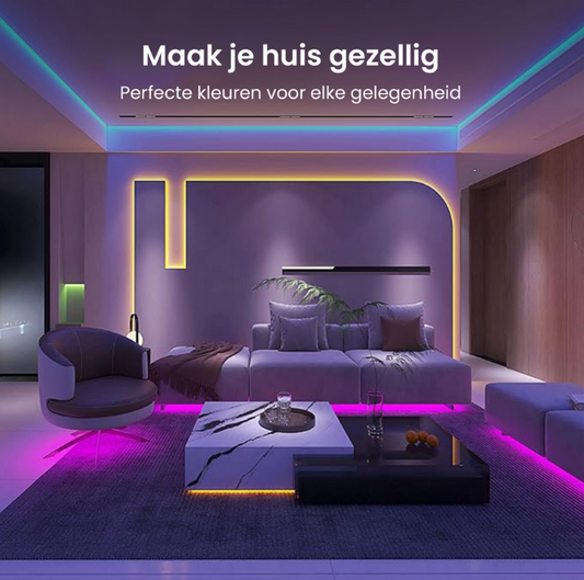 Sfeervolle woonkamer verlicht met Evura RGB LED strips in verschillende kleuren. Creëer gezelligheid en stijl met slimme verlichting voor elke gelegenheid.
