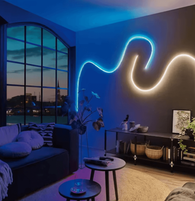 Moderne woonkamer met golvende RGB LED-muurverlichting in blauw en warm wit, perfect voor sfeervolle en creatieve wanddecoratie