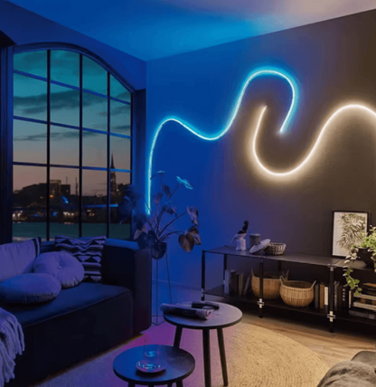 Moderne woonkamer met golvende RGB LED-muurverlichting in blauw en warm wit, perfect voor sfeervolle en creatieve wanddecoratie